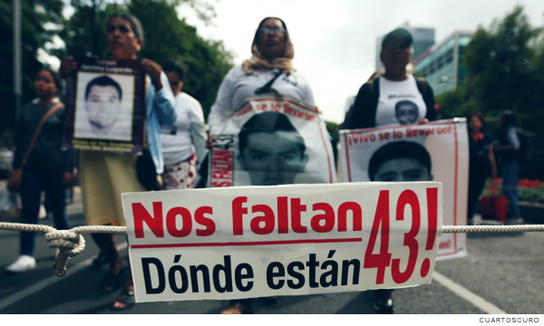 Fotografía de familiares con pancartas de los 43 estudiantes desaparecidos en ayotzinapa