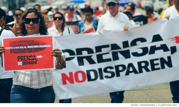 personas se manfiestan contra la violencia a periodistas