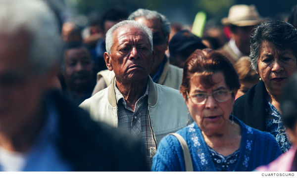 Peronas de la tercera edad caminado en las calles