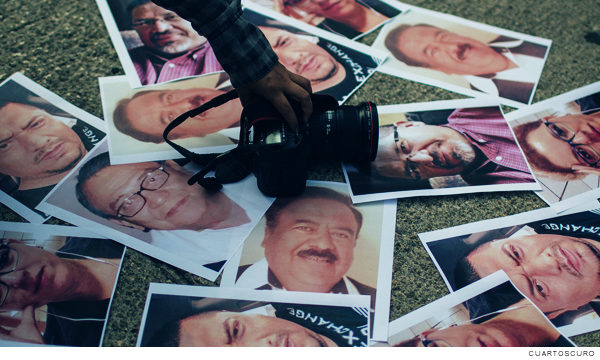 Imagen de fotografías de periodistas asesinados, sobre ellas una persona coloca una cámara