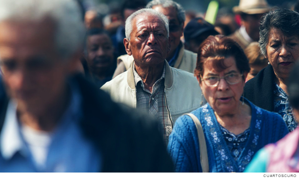 Fotografía de adultos mayores caminando