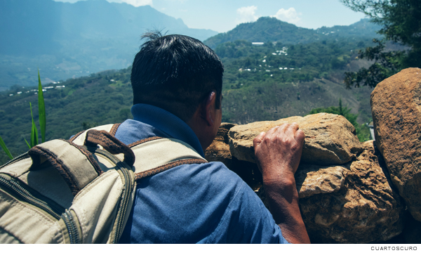 Imagen de un hombre de espaldas observando las montañas
