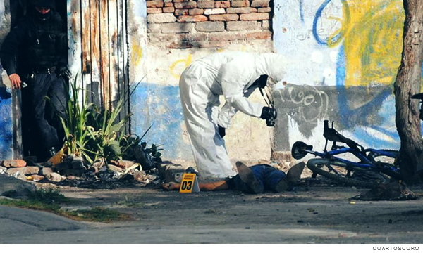 Un forense revisa un cuerpo en el estado de Guanajuato