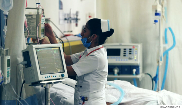enfermera revisa aparatos de un hospital