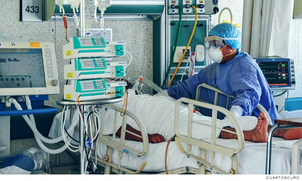 Fotografía de pacientes covid-19 internadas en camas hospitalarias