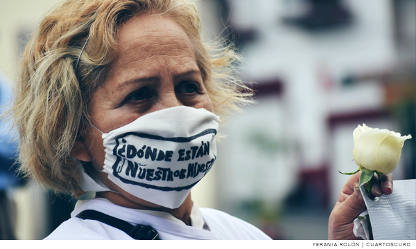 Mujer vestida de blanco en protesta por las desapariciones de personas en México