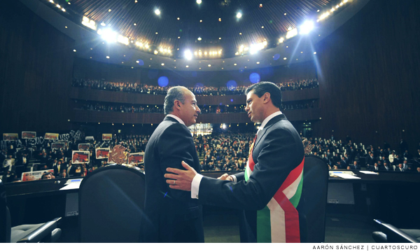 Los expresidentes Enrique Peña Nieto y Felipe Calderón se dan la mano en un evento público
