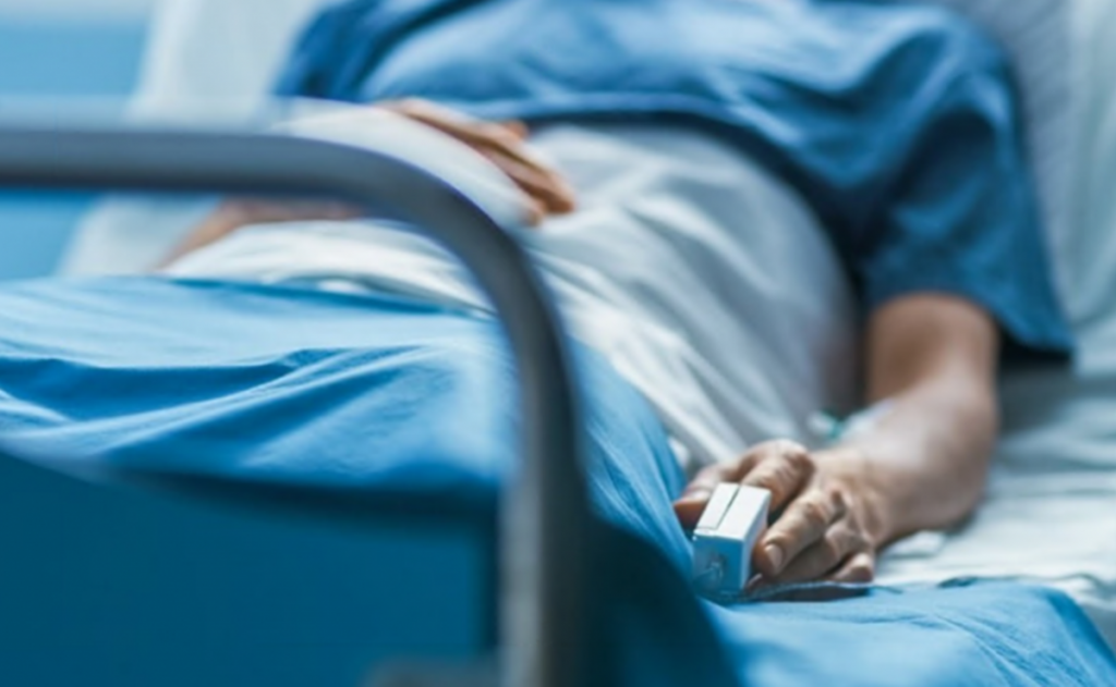 paciente en hospital por enfermedad de covid-19