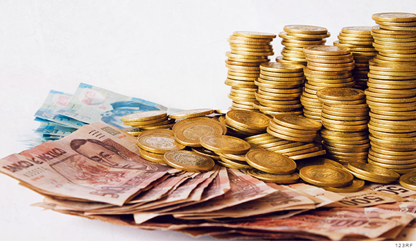 Imagen de monedas en pila y billetes de diferentes denominaciones