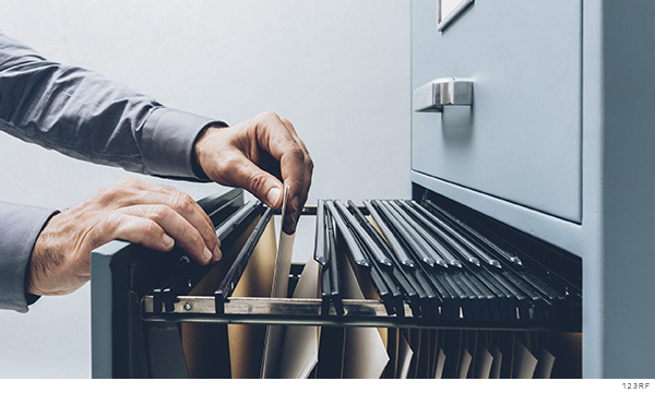 Fotografía de una persona revisando archivos