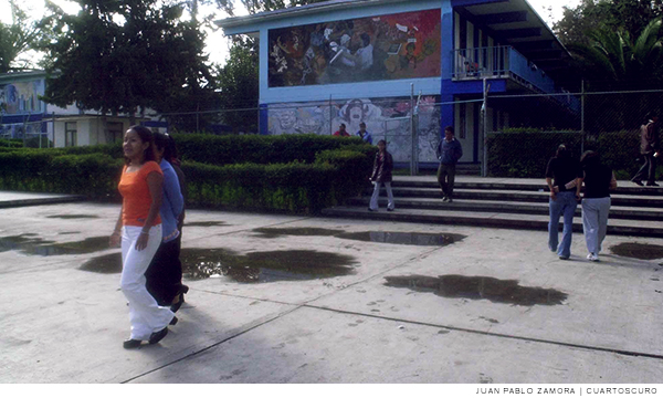 Imagen de estudiantes dentro de instalaciones escolares