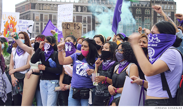 Mujeres en la marcha por el 8M en México