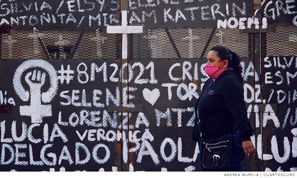 Valla con los nombres de las victimas de violencia de género en el país